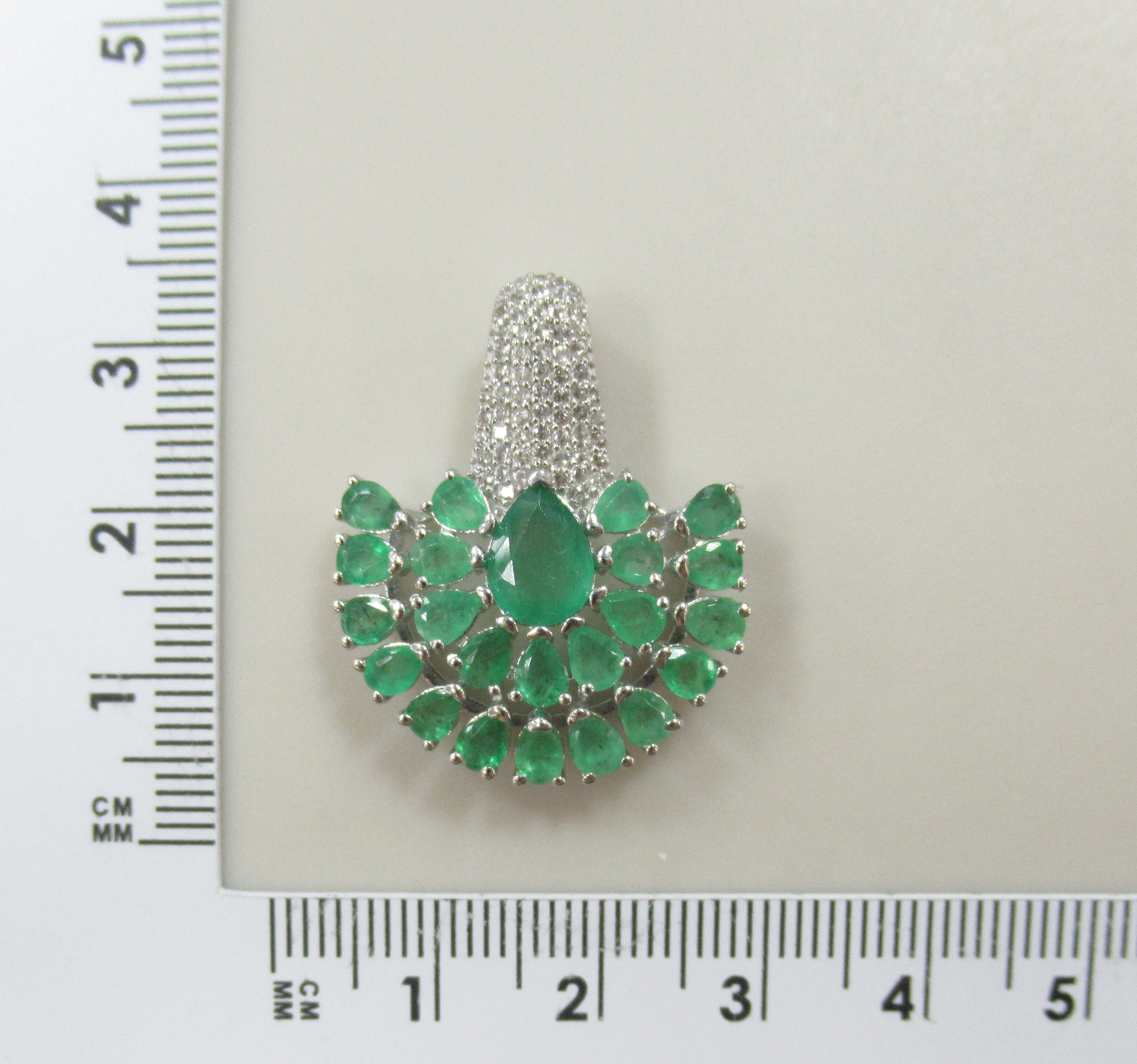 Серебряная подвеска с изумрудами